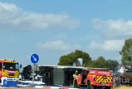 Dos conductores heridos tras un aparatoso choque entre camiones en la N-432